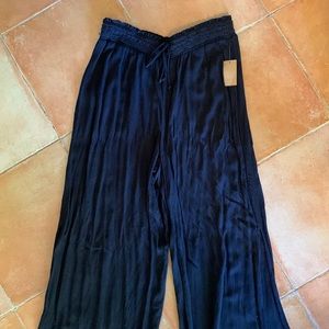 Summer time flare pants, perfect material for the upcoming weather !! New !!